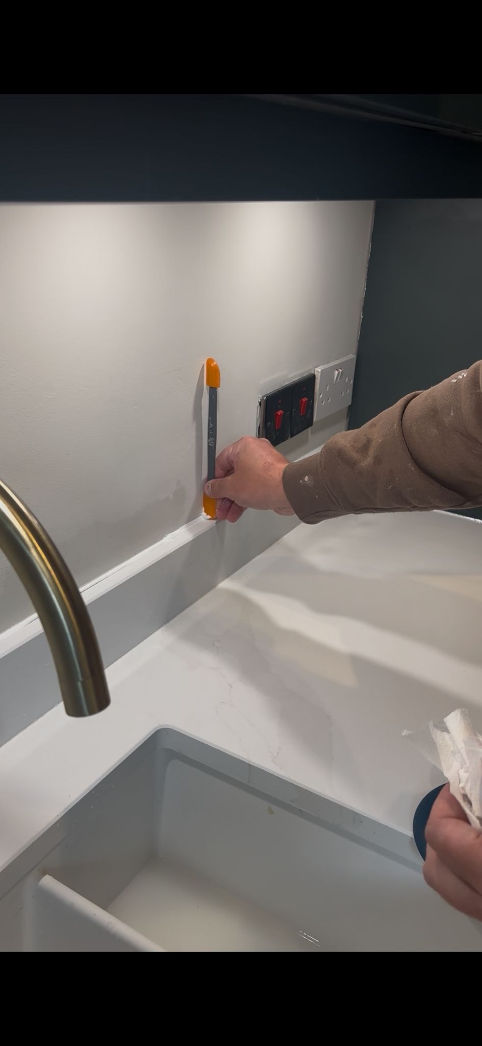 Silicone sealing around kitchen sink and worktop
